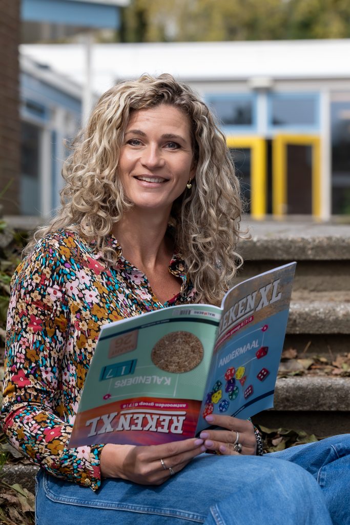 De Leidse Buitenschool in Katwijk zet sterk in op passend onderwijs voor (hoog)begaafde leerlingen, ook binnen het speciaal onderwijs. Met groeiende expertise, een HB-specialist en gerichte signalering werkt het team aan een doorgaande lijn van ondersteuning vanaf jonge leeftijd. Door structuur te combineren met maatwerkverrijking krijgen leerlingen precies de uitdaging die ze nodig hebben. Samenwerking met andere scholen en een doordachte aanpak zorgen voor continue ontwikkeling. Het resultaat: kinderen die beter in hun vel zitten en weer tot leren komen.